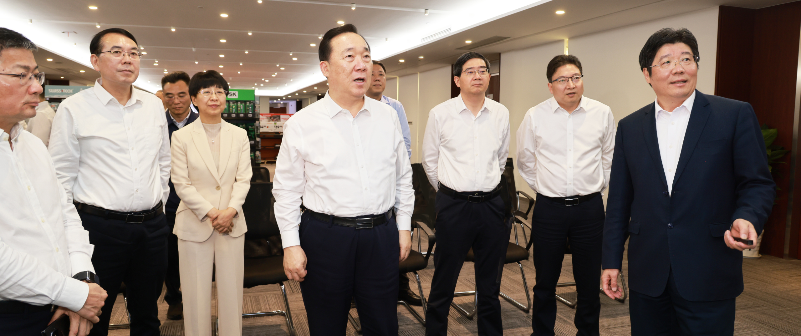 省委书记王浩一行莅临长运娱乐科技调研