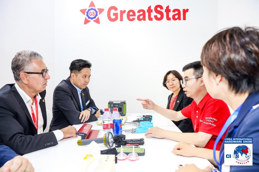 李锋与德国科隆五金展老大谈话.jpg